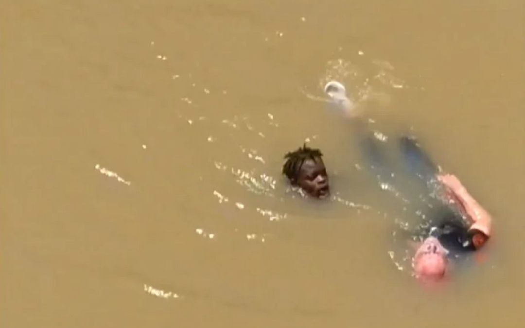 El hombre de 72 años fue rescatado por Diouf este domingo tras caer a la Ría de Bilbao. El hombre de 72 años fue rescatado por Diouf este domingo tras caer a la Ría de Bilbao.