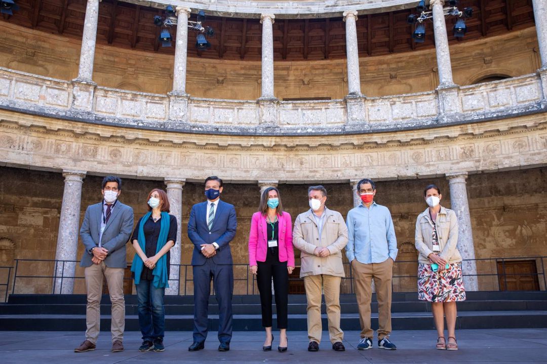 Las autoridades posan en el Palacio de Carlos V Las autoridades posan en el Palacio de Carlos V