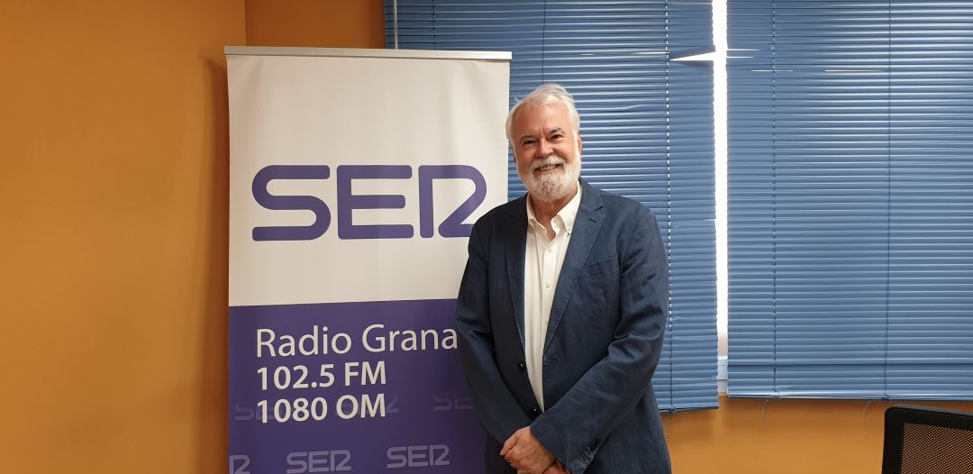 Antonio Moral, en los estudios de Radio Granada Antonio Moral, en los estudios de Radio Granada