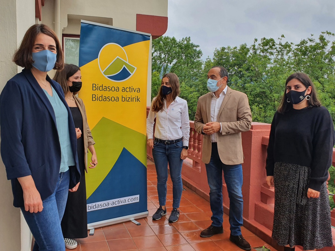El presidente de Bidasoa Activa, Miguel Ángel Páe y la vicepresidenta, María Serrano junto con las componentes de la empresa irundarra conformada por LEINNER’S, FLOW, ‘Women flowing with tech’ El presidente de Bidasoa Activa, Miguel Ángel Páe y la vicepresidenta, María Serrano junto con las componentes de la empresa irundarra conformada por LEINNER’S, FLOW, ‘Women flowing with tech’