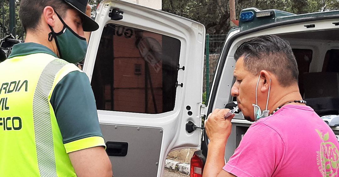 Una persona se somete al test de alcoholemia durante un control de la Guardia Civil. Una persona se somete al test de alcoholemia durante un control de la Guardia Civil.