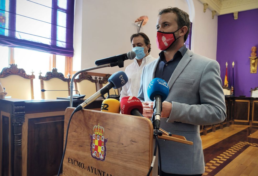 El alcalde de Jaén, Julio Millán, considera que no había razones para la ruptura de estos tres concejales de Cs en una decisión de la que se ha descolgado una cuarta edil y el partido que ha reprochado la actitud de estos miembros de Cs El alcalde de Jaén, Julio Millán, considera que no había razones para la ruptura de estos tres concejales de Cs en una decisión de la que se ha descolgado una cuarta edil y el partido que ha reprochado la actitud de estos miembros de Cs