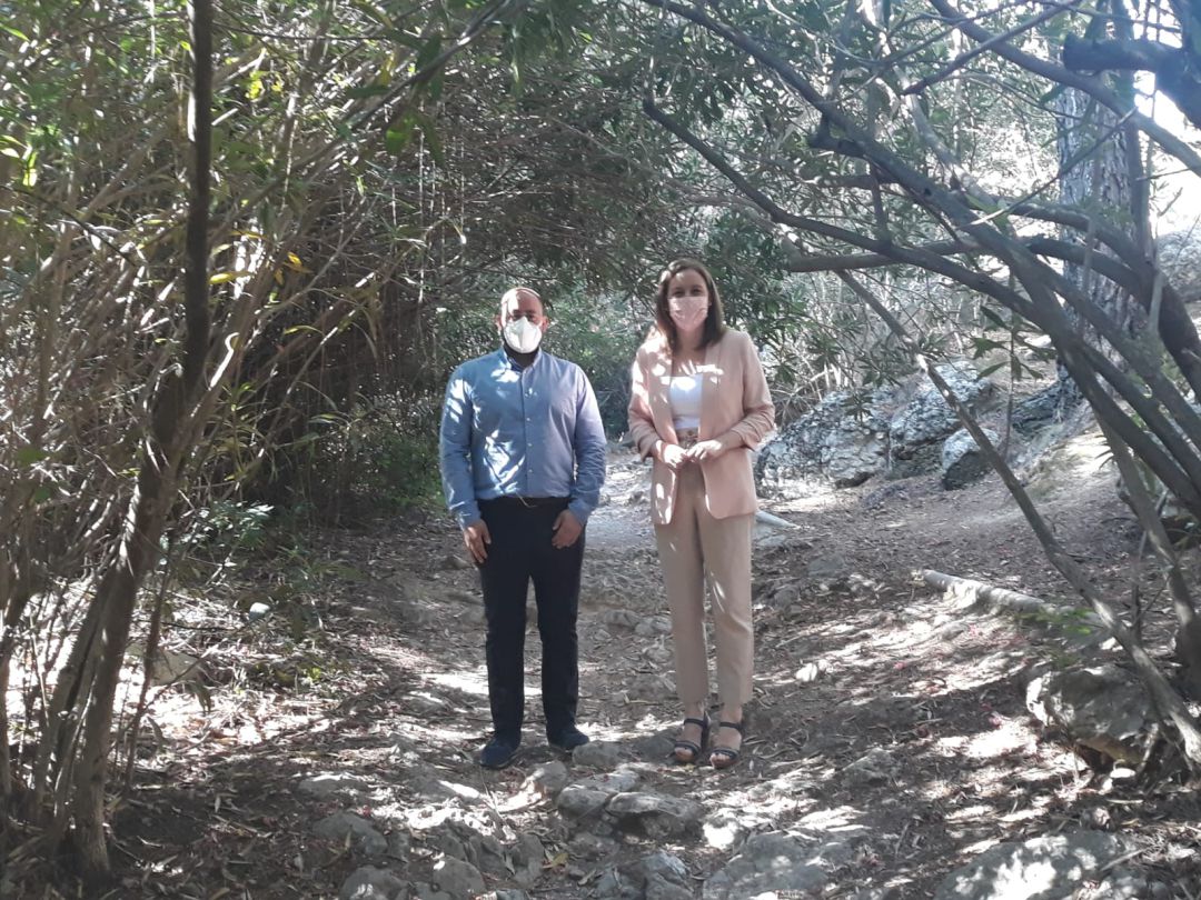 Momento de la visita de la delegada de Turismo en funciones, Marian Adan al paraje del rio Cuadros, acompañada por el alcalde de Bedmar, Pablo Ruíz Momento de la visita de la delegada de Turismo en funciones, Marian Adan al paraje del rio Cuadros, acompañada por el alcalde de Bedmar, Pablo Ruíz