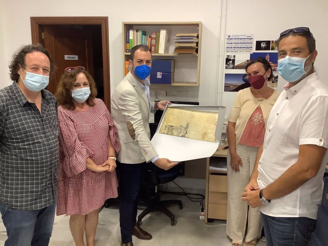 El concejal de cultura, Alberto García, los documentos restaurados El concejal de cultura, Alberto García, los documentos restaurados
