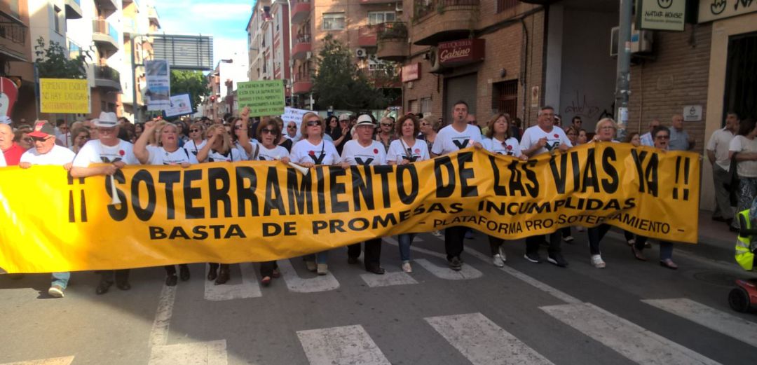 Imagen de la manifestación en defensa del soterramiento que congregó a más de 50.000 personas en las calles de Murcia Imagen de la manifestación en defensa del soterramiento que congregó a más de 50.000 personas en las calles de Murcia