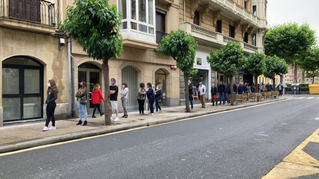 Personas esperan para hacerse pruebas PCR en San Sebastián por su posible brote Personas esperan para hacerse pruebas PCR en San Sebastián por su posible brote
