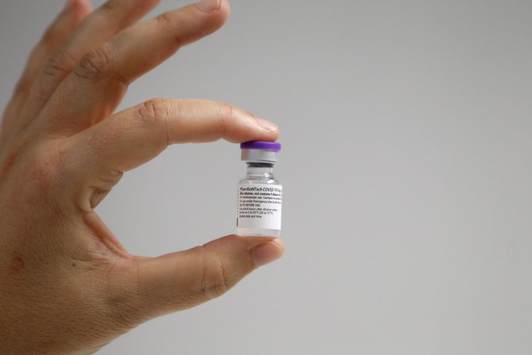 Una enfermera muestra la vacuna Pfizer-BioNtech contra el COVID-19. Una enfermera muestra la vacuna Pfizer-BioNtech contra el COVID-19.