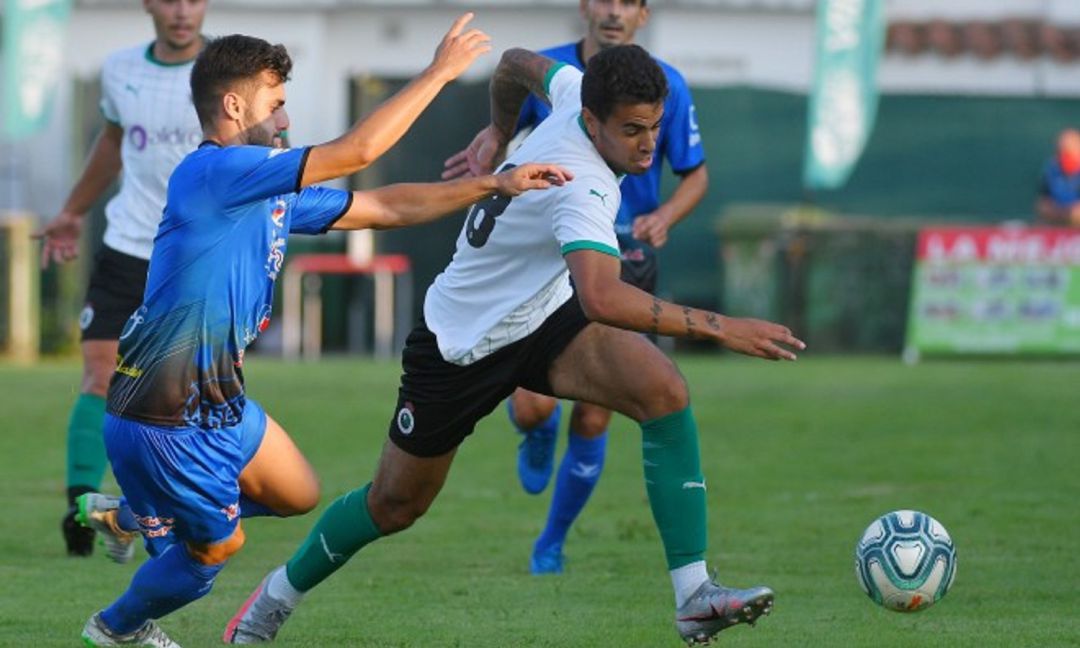 Nico Santos, con el primer equipo del Racing, ante Rasines durante la pasada pretemporada Nico Santos, con el primer equipo del Racing, ante Rasines durante la pasada pretemporada