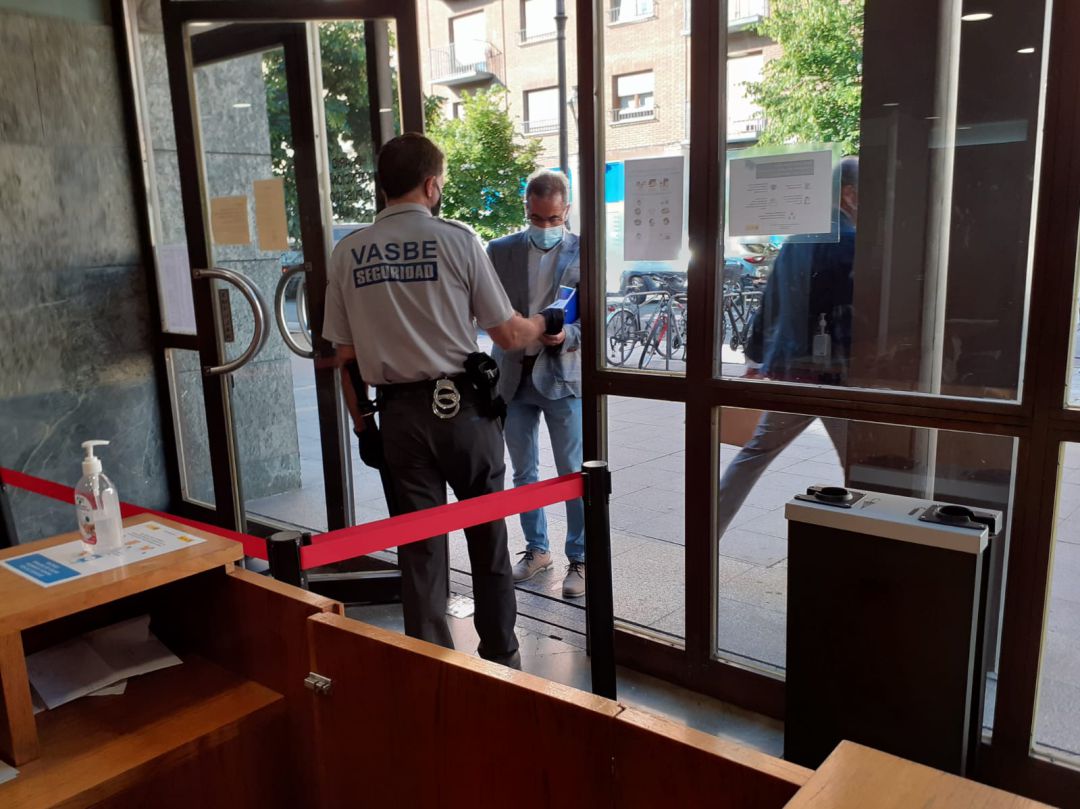 El exalcalde de Íscar el día del juicio entrando en los juzgados El exalcalde de Íscar el día del juicio entrando en los juzgados