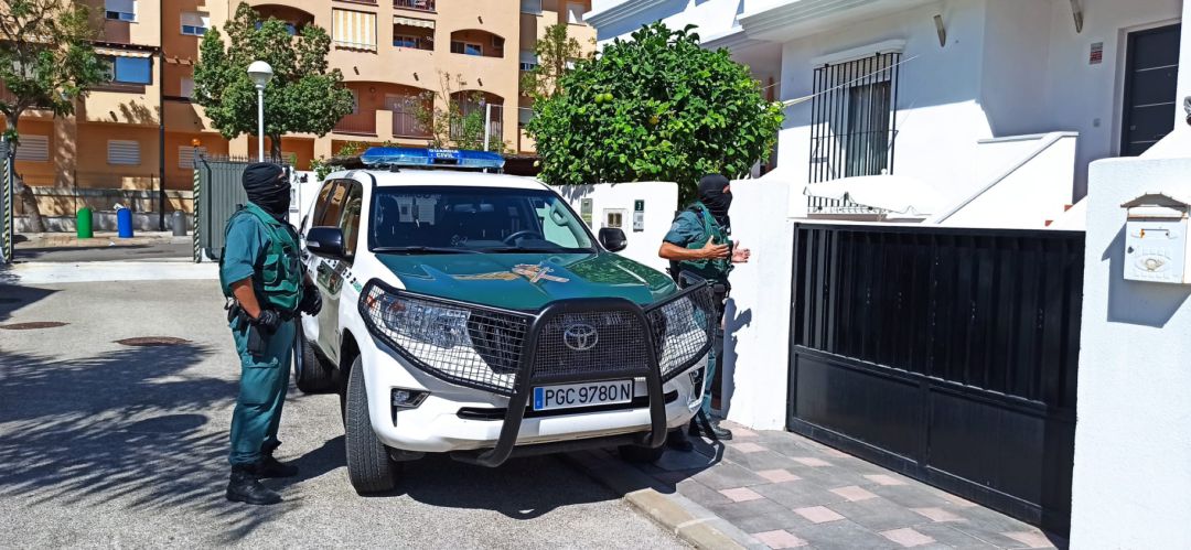 Los agentes durante el operativo en Mijas (Málaga) Los agentes durante el operativo en Mijas (Málaga)