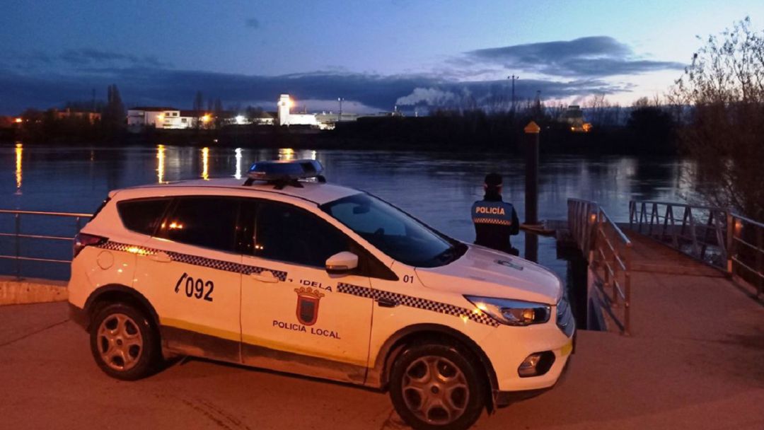 Una patrulla de Policía Municipal frente al embarcadero municipal, zona donde se produjo el rescate Una patrulla de Policía Municipal frente al embarcadero municipal, zona donde se produjo el rescate
