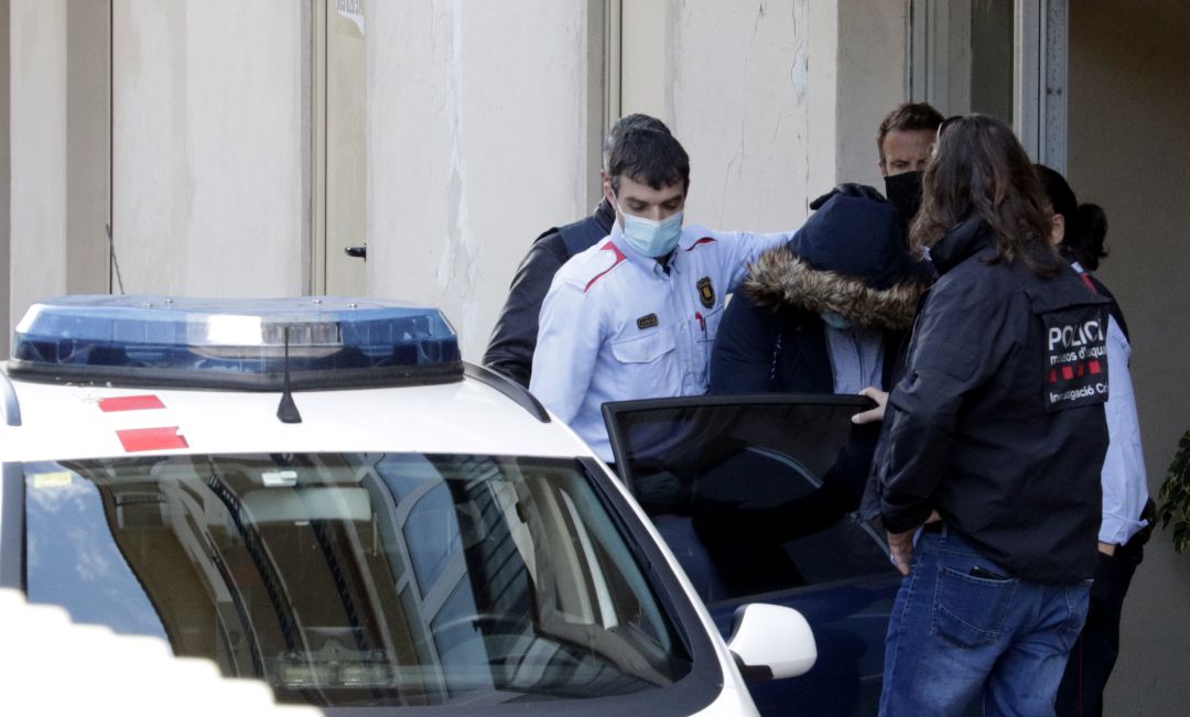 Els mossos amb l'informàtic cervell de l'operació Loki de carnets de conduir falsificats, el passat 11 de maig Els mossos amb l'informàtic cervell de l'operació Loki de carnets de conduir falsificats, el passat 11 de maig