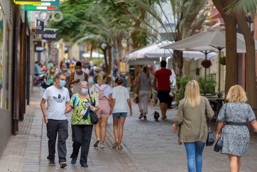 Gente con mascarilla paseando por la calle Teobaldo Power, en Santa Cruz de Tenerife. Gente con mascarilla paseando por la calle Teobaldo Power, en Santa Cruz de Tenerife.