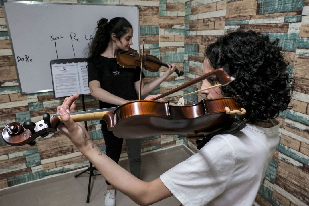 Jóvenes palestinas practican violín en Hebrón. Jóvenes palestinas practican violín en Hebrón.