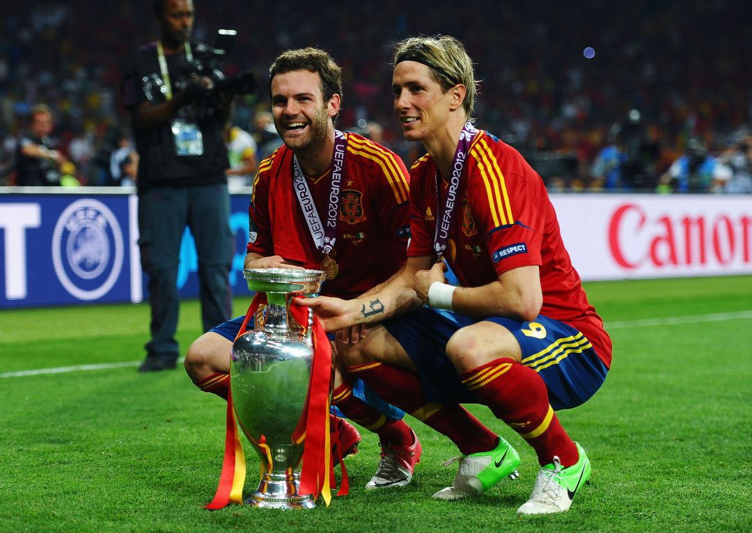 Fernando Torres y Juan Mata como campeones de la Eurocopa Fernando Torres y Juan Mata como campeones de la Eurocopa