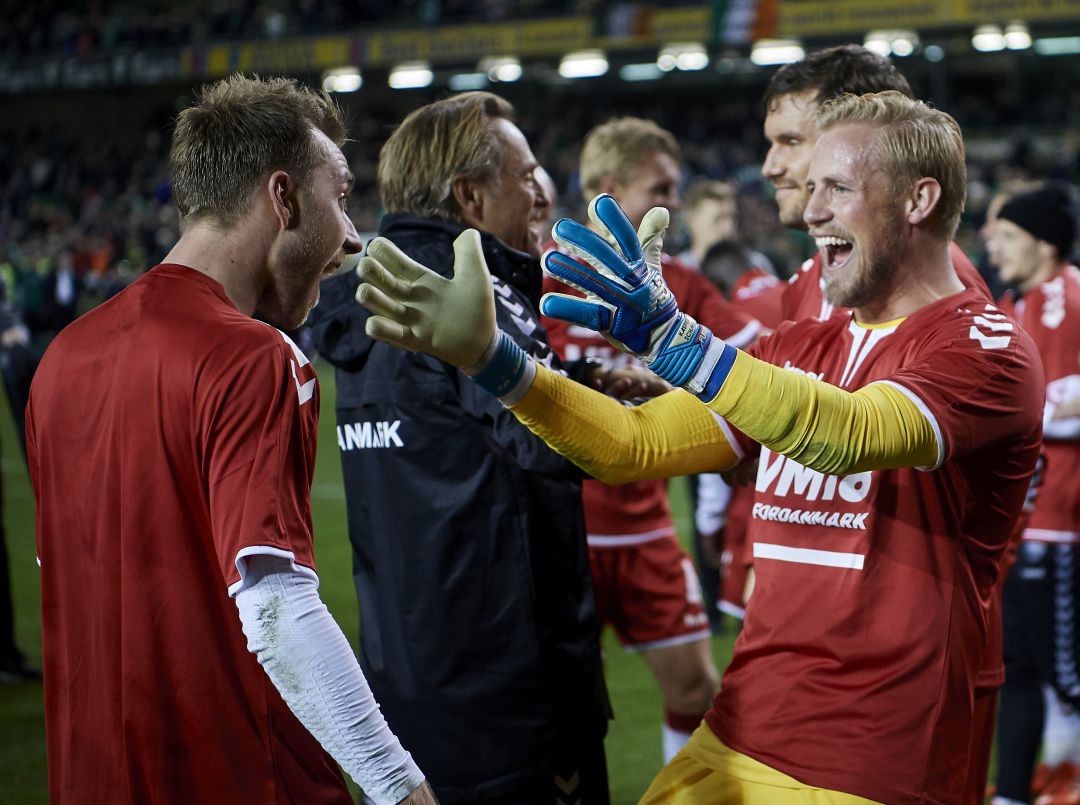 Eriksen yendo a darle un abrazo a Schmeichel Eriksen yendo a darle un abrazo a Schmeichel
