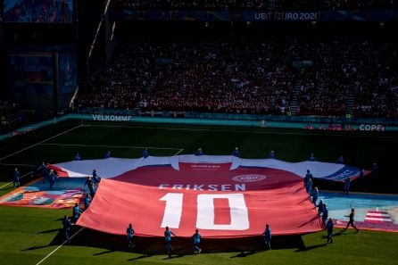 Camiseta en homenaje a Eriksen desplegada durante el Dinamarca - Bélgica Camiseta en homenaje a Eriksen desplegada durante el Dinamarca - Bélgica