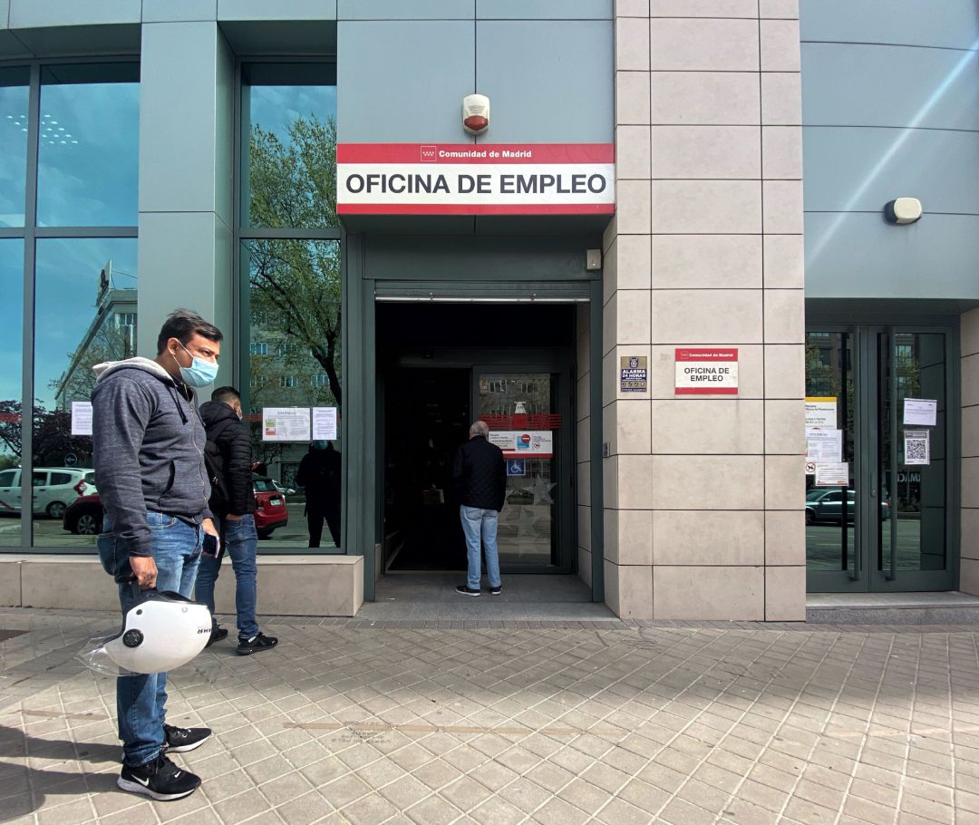 Varias personas esperan en las inmediaciones de una oficina del SEPE. Varias personas esperan en las inmediaciones de una oficina del SEPE.