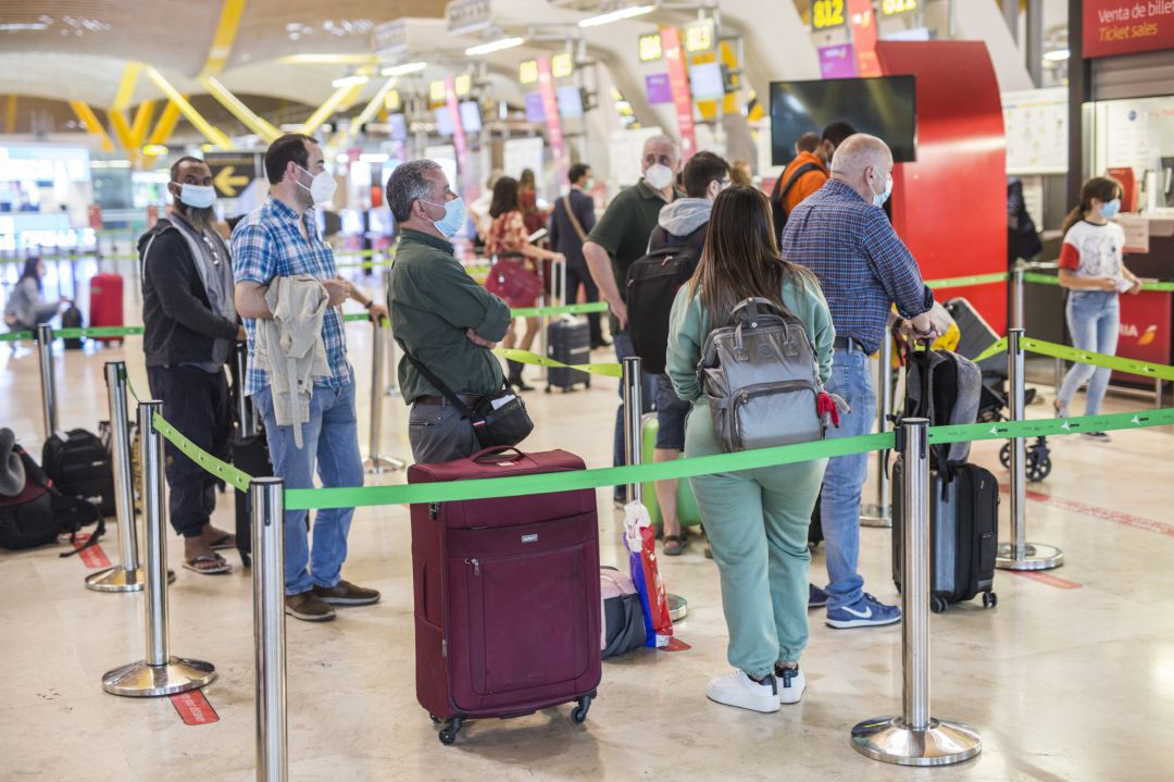 Varias personas hacen fila con maletas en la terminal T4 del Aeropuerto Adolfo Suárez Madrid-Barajas. Varias personas hacen fila con maletas en la terminal T4 del Aeropuerto Adolfo Suárez Madrid-Barajas.