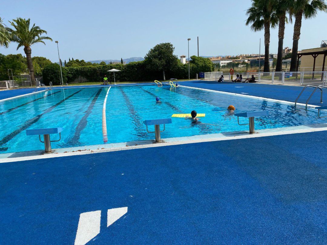 Piscina descubierta del polideportivo Sant Ferran.
Piscina descubierta del polideportivo Sant Ferran.