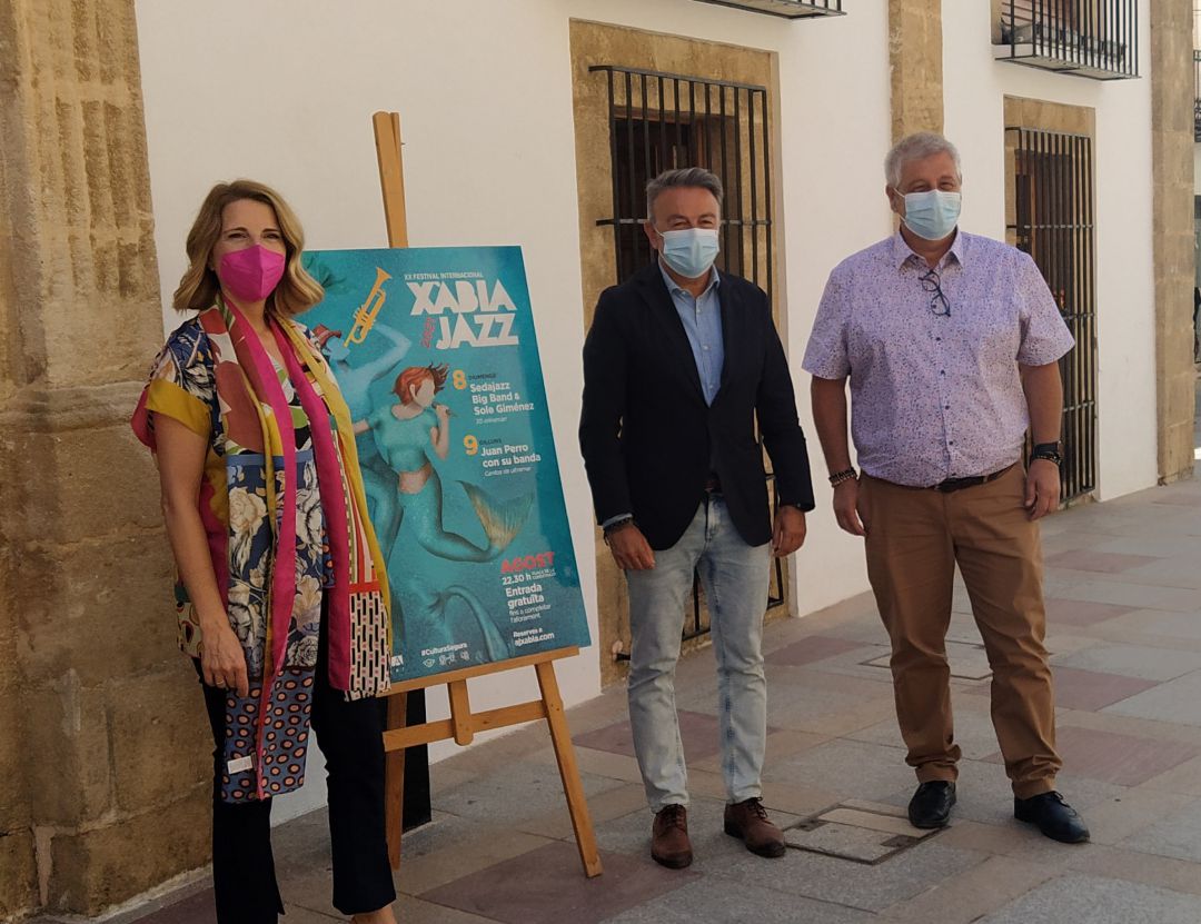 La cantante Sole Giménez con el alcalde y el concejal de Cultura de Xàbia, José Chulvi y Quico Moragues. La cantante Sole Giménez con el alcalde y el concejal de Cultura de Xàbia, José Chulvi y Quico Moragues.