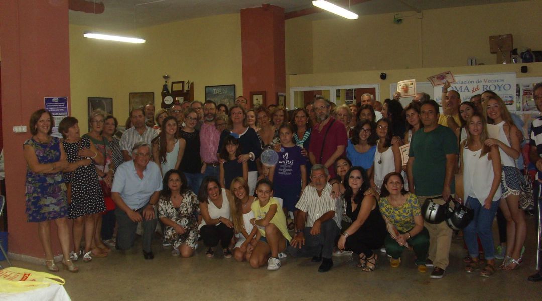 Varias personas miembros de la asociación de vecinos 'Loma del Royo' en una jornada de convivencia. Varias personas miembros de la asociación de vecinos 'Loma del Royo' en una jornada de convivencia.