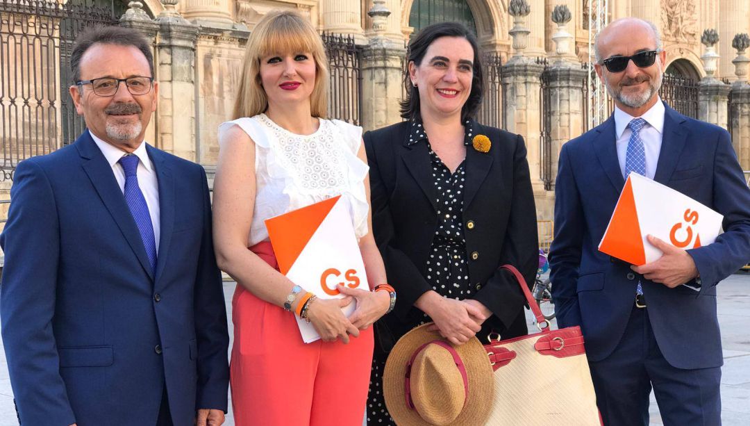 De izquierda a derecha, Miguel Castro, María Cantos, María Orozco (única concejal que no abandonó el equipo de gobierno) y Francisco Díaz. De izquierda a derecha, Miguel Castro, María Cantos, María Orozco (única concejal que no abandonó el equipo de gobierno) y Francisco Díaz.