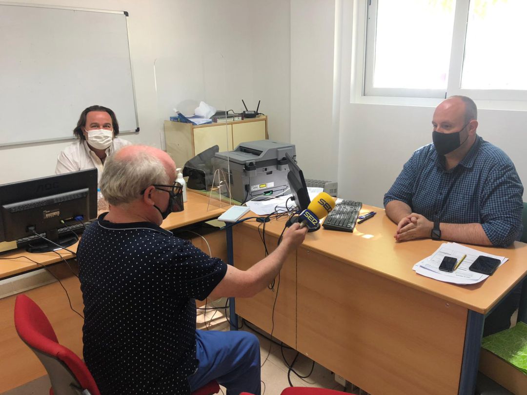 Momento de la entrevista a Manuel Galindo y Andrés Martos, de la Escuela de Adultos Puerta de Mágina Momento de la entrevista a Manuel Galindo y Andrés Martos, de la Escuela de Adultos Puerta de Mágina