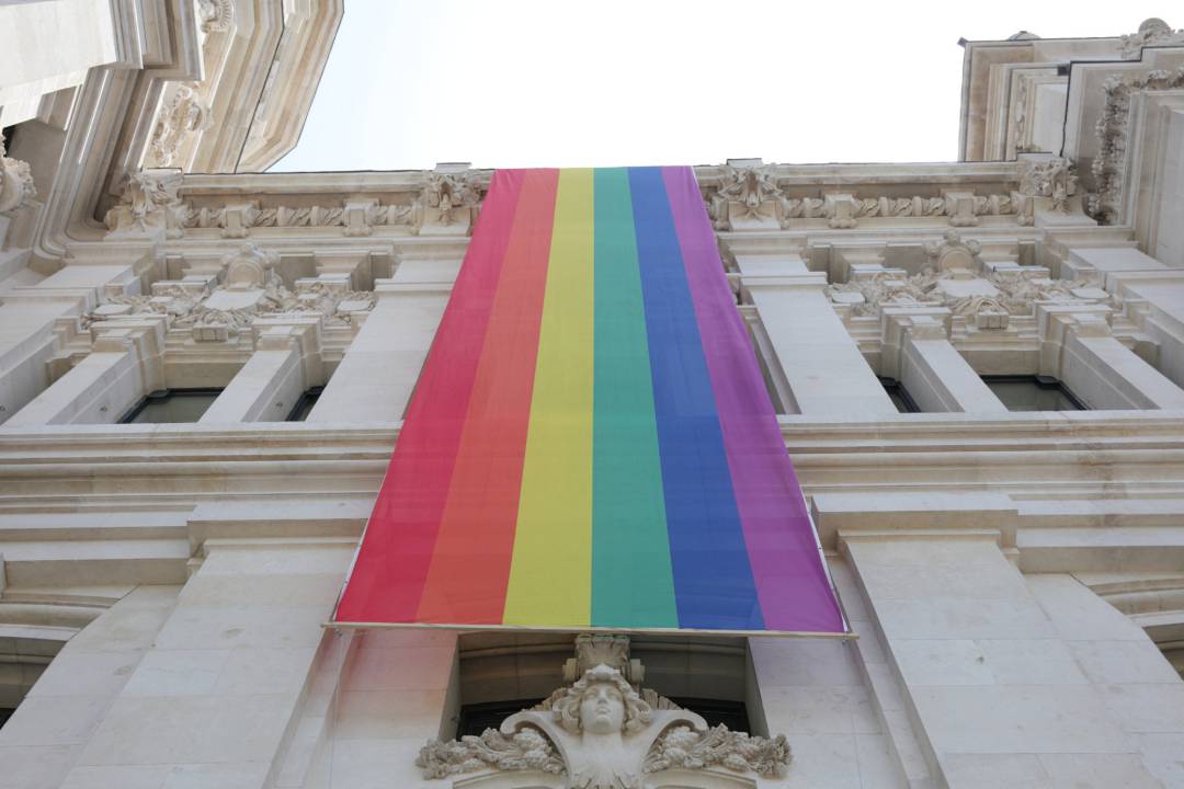 Archivo - Bandera LGTBI colacada en la parte izquierda de la fachada del Palacio de Cibeles, sede del Ayuntamiento de Madrid, durante las fiestas del Orgullo Gay 2019. Archivo - Bandera LGTBI colacada en la parte izquierda de la fachada del Palacio de Cibeles, sede del Ayuntamiento de Madrid, durante las fiestas del Orgullo Gay 2019.