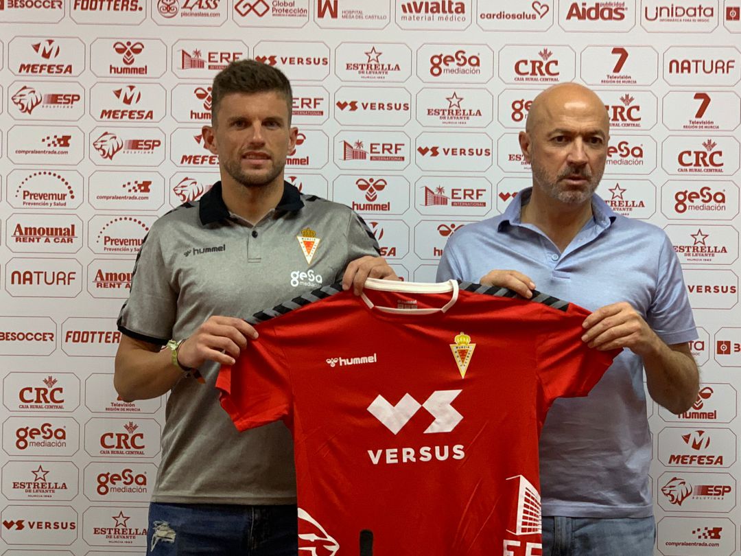 Andrés Carrasco y Manolo Molina en la presentación del delantero como nuevo jugador del Real Murcia Andrés Carrasco y Manolo Molina en la presentación del delantero como nuevo jugador del Real Murcia