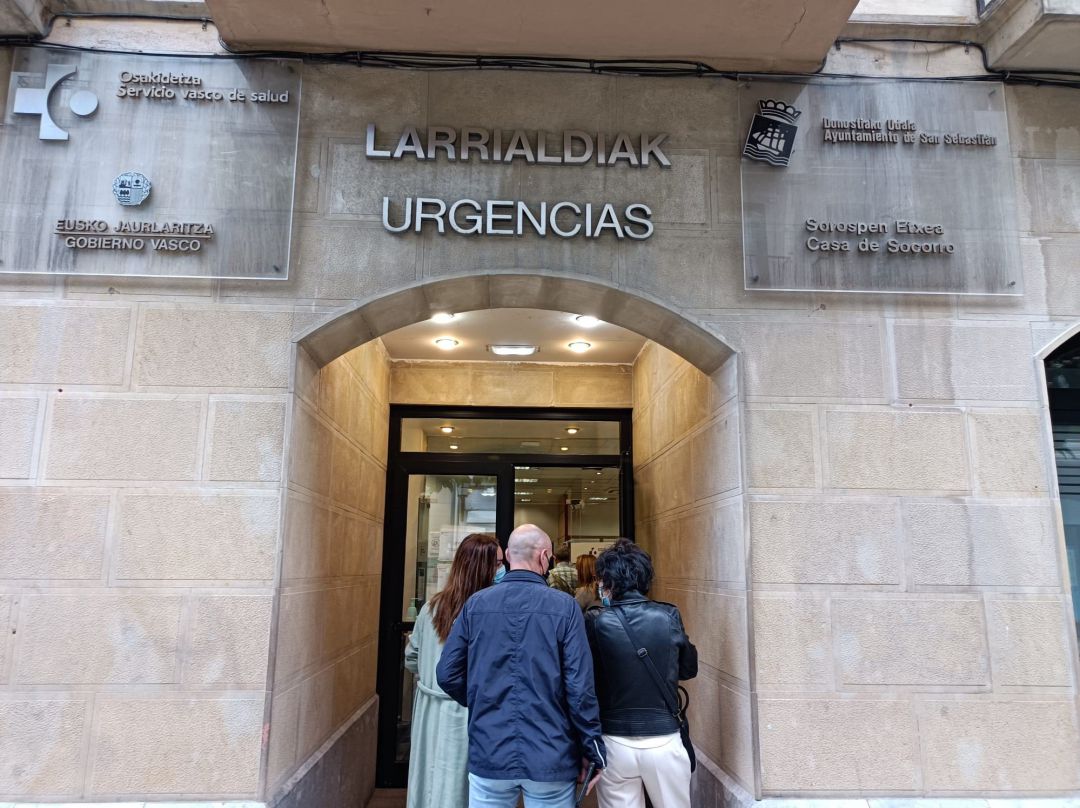 Al menos cinco jóvenes guipuzcoanos están aislados en Mallorca al dar positivo en Covid-19 en el viaje de fin de curso. Al menos cinco jóvenes guipuzcoanos están aislados en Mallorca al dar positivo en Covid-19 en el viaje de fin de curso.