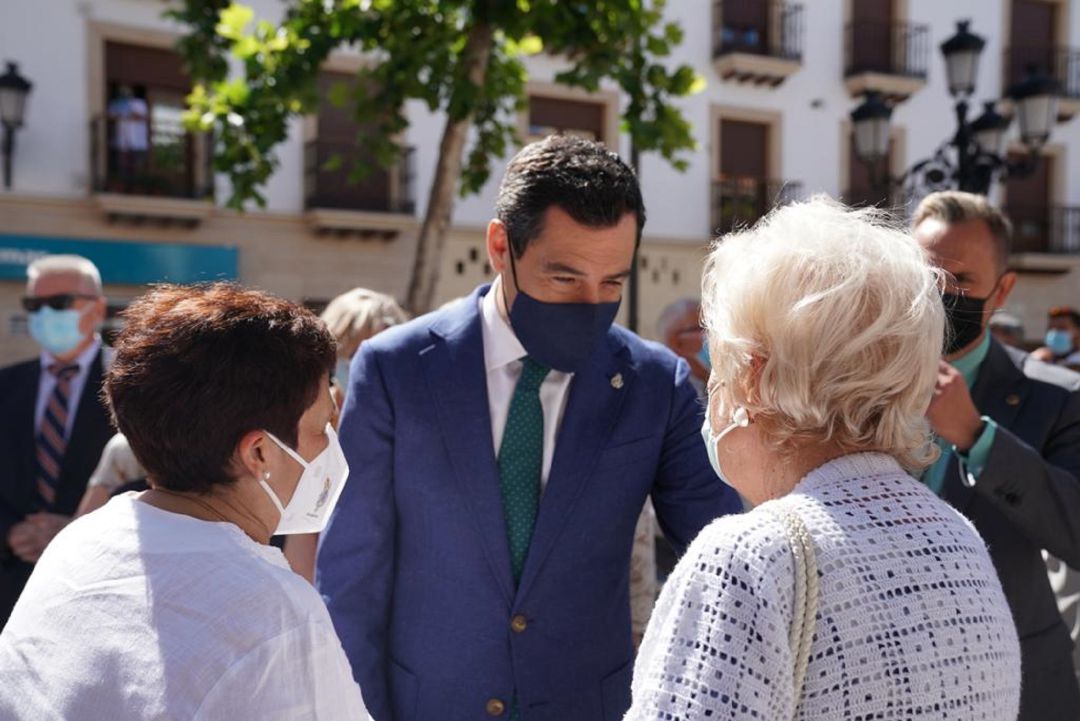 El presidente de la Junta saludando a vecinas de Huéscar
El presidente de la Junta saludando a vecinas de Huéscar