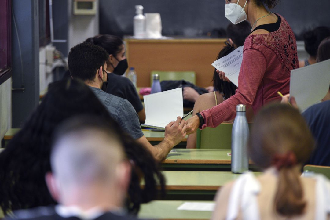 Varios estudiantes realizando la prueba de acceso a la universidad en una aula valenciana. Varios estudiantes realizando la prueba de acceso a la universidad en una aula valenciana.