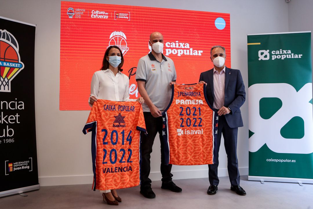 (L-R) Alicia Soler Area, Director of Caixa Popular, Joan Penarroya and Jose Puentes, Valencia Basket Director, pose for photo with the official t-shirt during the presentation of Joan Penarroya as new coach of Valencia Basket at the Caixa Popular offices on june 25, 2021, in Valencia, Spain
AFP7. (L-R) Alicia Soler Area, Director of Caixa Popular, Joan Penarroya and Jose Puentes, Valencia Basket Director, pose for photo with the official t-shirt during the presentation of Joan Penarroya as new coach of Valencia Basket at the Caixa Popular offices on june 25, 2021, in Valencia, Spain
AFP7.