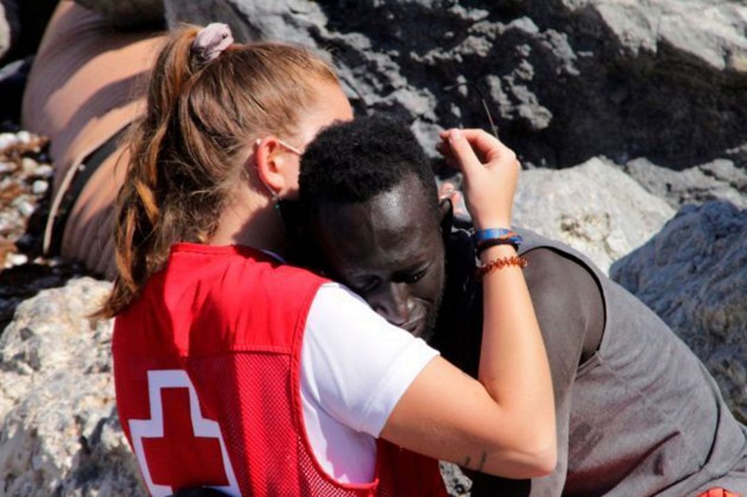 La mostoleña Luna Reyes, abrazando a un inmigrante subsahariano en una playa de Ceuta La mostoleña Luna Reyes, abrazando a un inmigrante subsahariano en una playa de Ceuta