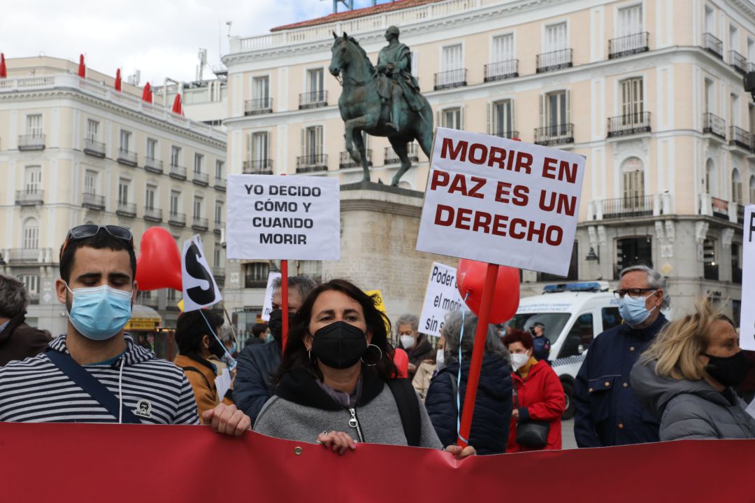 Una mujer con un cartel en el que se lee: `Morir en paz es un derecho´ durante una concentración de Derecho a Morir Dignamente en la Puerta del Sol, en una imagen de archivo. Una mujer con un cartel en el que se lee: `Morir en paz es un derecho´ durante una concentración de Derecho a Morir Dignamente en la Puerta del Sol, en una imagen de archivo.