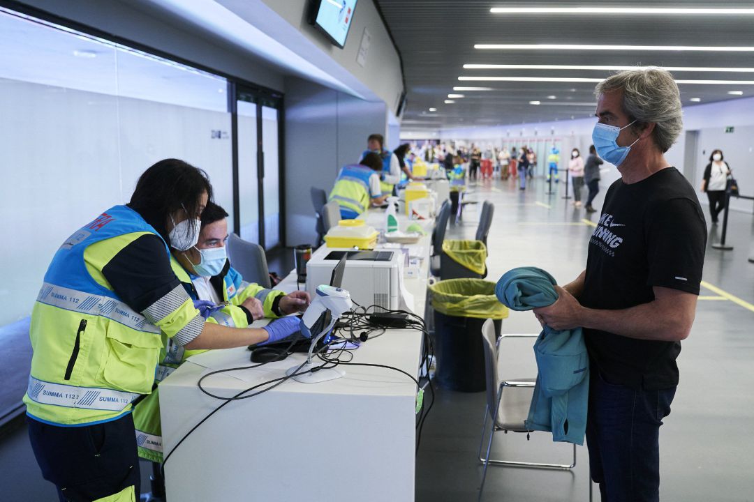 Un hombre espera para ser registrado, después de recibir la dosis con la vacuna de Pfizer en el Wanda Metropolitano Un hombre espera para ser registrado, después de recibir la dosis con la vacuna de Pfizer en el Wanda Metropolitano