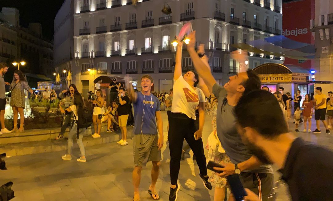 Los españoles se despiden de las mascarillas este sábado. Los españoles se despiden de las mascarillas este sábado.