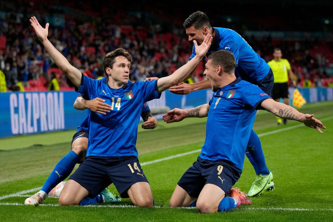 Chiesa celebrando junto a sus compañeros italianos su gol en la prórroga Chiesa celebrando junto a sus compañeros italianos su gol en la prórroga
