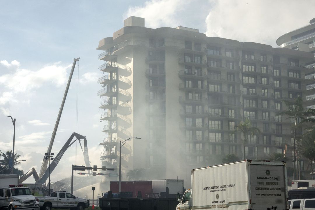 Un incendio en el edificio derrumbado en Miami Un incendio en el edificio derrumbado en Miami