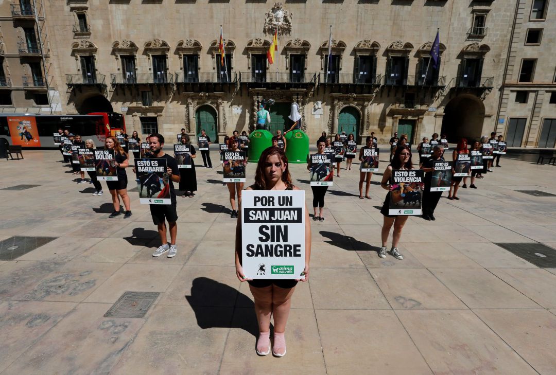 Acto de protesta en la Plaza del Ayuntamiento de Alicante ante el regreso de las corridas de toros Acto de protesta en la Plaza del Ayuntamiento de Alicante ante el regreso de las corridas de toros