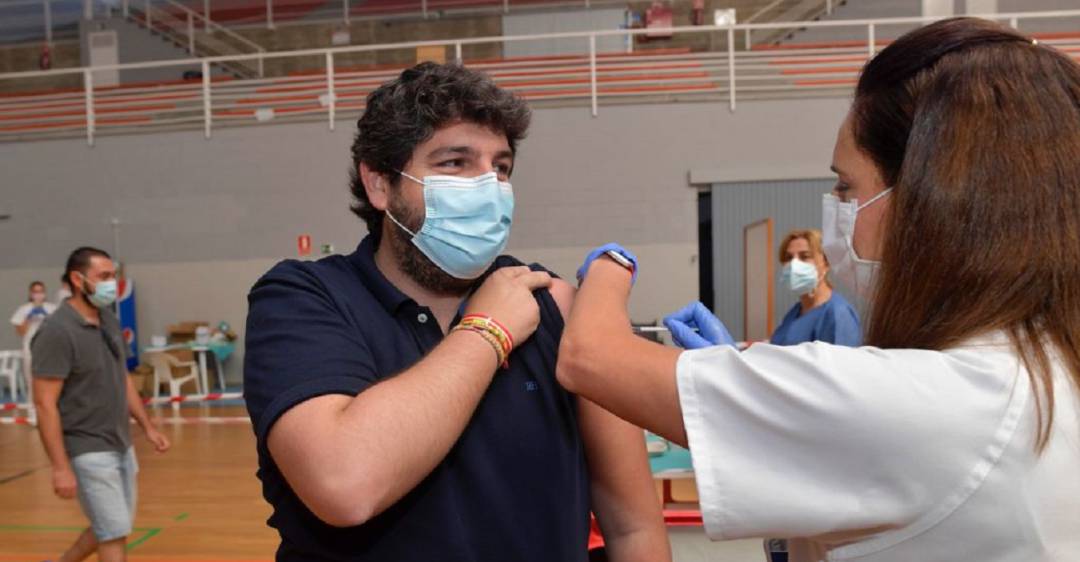 Fernando López Miras recibe la primera dosis de la vacuna contra la COVID-19 Fernando López Miras recibe la primera dosis de la vacuna contra la COVID-19