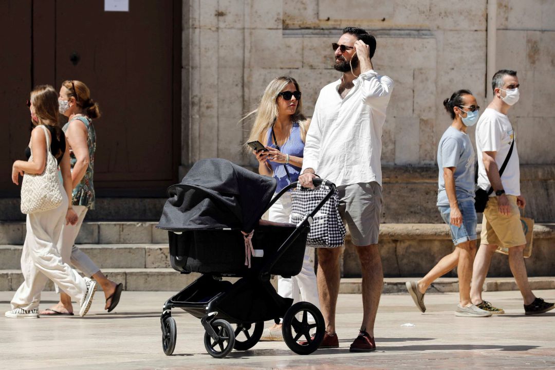 Varias personas sin mascarilla por el centro de València este sábado, primer día sin obligatoriedad de usar mascarillas al aire libre, excepto cuando se produzcan aglomeraciones Varias personas sin mascarilla por el centro de València este sábado, primer día sin obligatoriedad de usar mascarillas al aire libre, excepto cuando se produzcan aglomeraciones