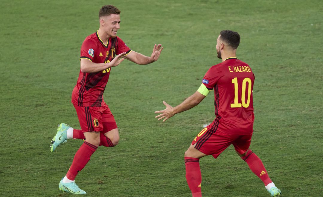 Thorgan y Eden Hazard celebran el gol de Bélgica Thorgan y Eden Hazard celebran el gol de Bélgica