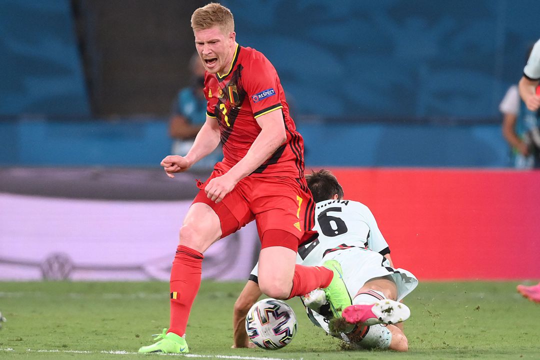De Bruyne cae lesionado tras la entrada de Palhinha De Bruyne cae lesionado tras la entrada de Palhinha