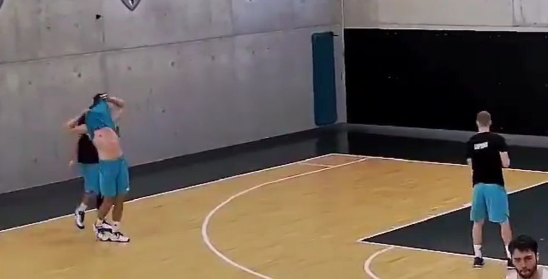 Edo Muric, desesperado tras ver como Doncic anota otro triple casi sin despeinarse Edo Muric, desesperado tras ver como Doncic anota otro triple casi sin despeinarse