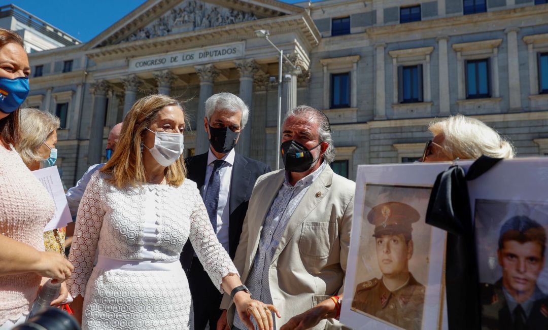 La vicesecretaria de Política Social del PP, Ana Pastor, se suma a la concentración de la Asociación de Víctimas del Terrorismo (AVT) y de otros colectivos convocada frente al Congreso de los Diputados. La vicesecretaria de Política Social del PP, Ana Pastor, se suma a la concentración de la Asociación de Víctimas del Terrorismo (AVT) y de otros colectivos convocada frente al Congreso de los Diputados.