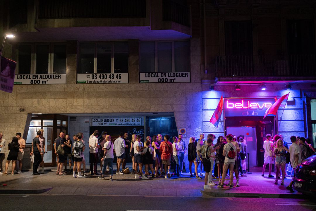Jóvenes hacen cola para entrar a una discoteca. 27 de junio de 2021, en Barcelona, Catalunya (España). Jóvenes hacen cola para entrar a una discoteca. 27 de junio de 2021, en Barcelona, Catalunya (España).