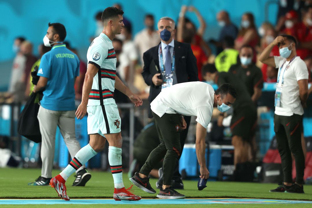 Un miembro de la expedición portuguesa recoge el brazalete de Cristiano Ronaldo Un miembro de la expedición portuguesa recoge el brazalete de Cristiano Ronaldo