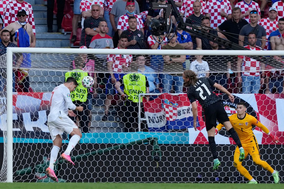 Morata remata un balón ante Vida, defensa croata. Morata remata un balón ante Vida, defensa croata.